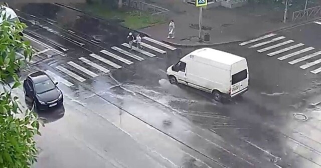 В Вологде водитель фургона сбил двоих детей на пешеходном переходе