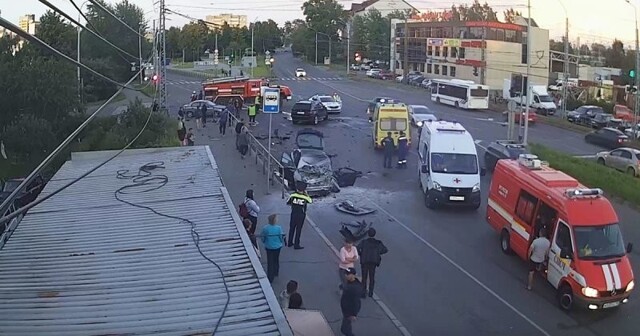 Авария дня. Жёсткое столкновение на перекрёстке в Петрозаводске