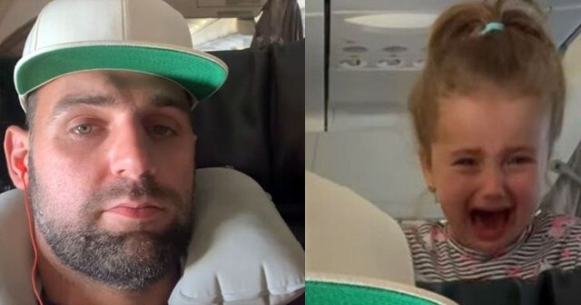 Плачущий ребенок выглянул из-за сиденья самолета