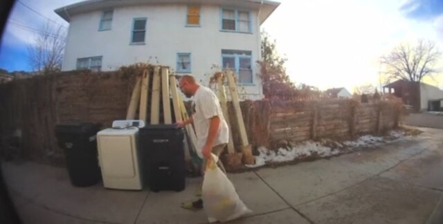 Порвавшийся пакет для мусора испортил мужчине настроение
