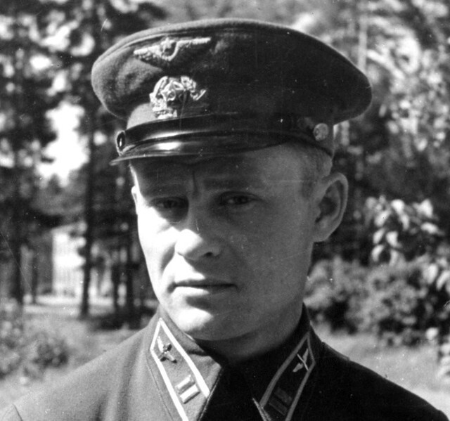 Командир бомбардировщика включил автопилот на планирование и выпрыгнул за борт. Что стало с самолетом