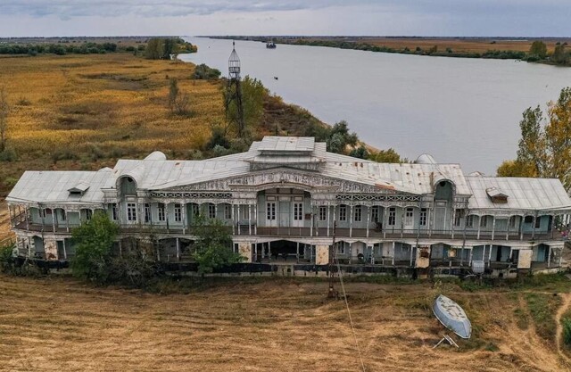 Чем интересна плавучая пристань в Астрахани, которая уже много лет стоит на суше