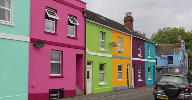 Британка раскрашивает дома в разные цвета, преображая унылые здания