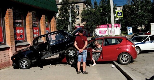 Экстремальная парковка: автомобилистка впечатала «Жигули» в стену магазина