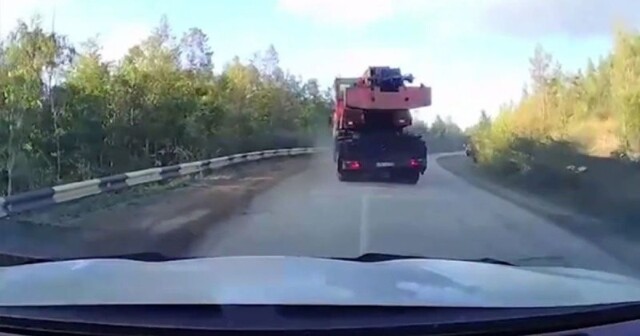 Водитель из Якутии не растерялся и уберёг свой автомобиль от неуправляемого автокрана
