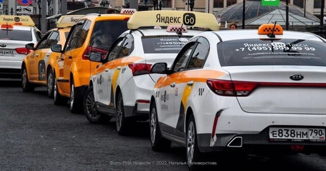 Восстание такси. Из-за сбоя в приложении Яндекса десятки машин сервиса встали в гигантской пробке