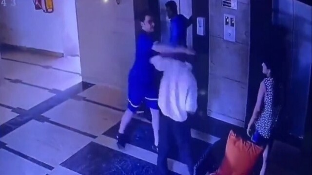 Мужчина, застрявший в лифте, так разгневался, что побил лифтёра и охранника