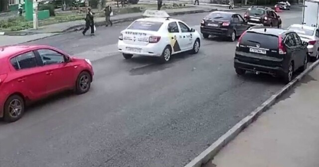 В Уфе пенсионерка споткнулась и упала под машину: женщина в тяжёлом состоянии