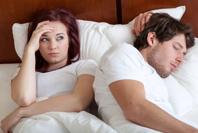Что лучше – спать одному или с партнером?