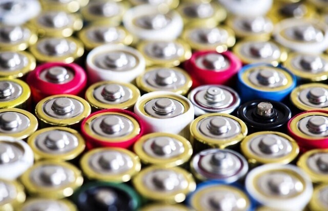 В Ирландии врачи извлекли из тела женщины более 50 батареек