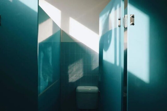 Китайская компания установила камеры в туалетных кабинках для слежки за сотрудниками