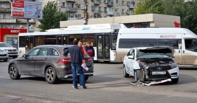Пострадали двое детей: столкновение Mercedes и такси в центре Волгограда
