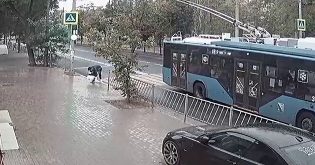 В Севастополе мужчина шагнул на «красный» и едва не оказался под колёсами троллейбуса