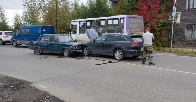 В Петрозаводске пьяный водитель «Жигулей» не вписался в поворот и устроил лобовое столкновение