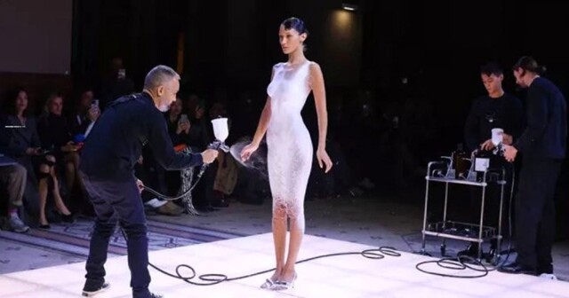 На неделе моды в Париже показали платье из жидкого хлопка