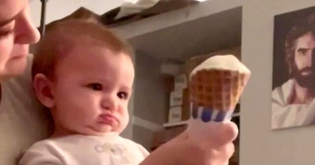 Малыш впервые пробует мороженое, и весь его мир меняется