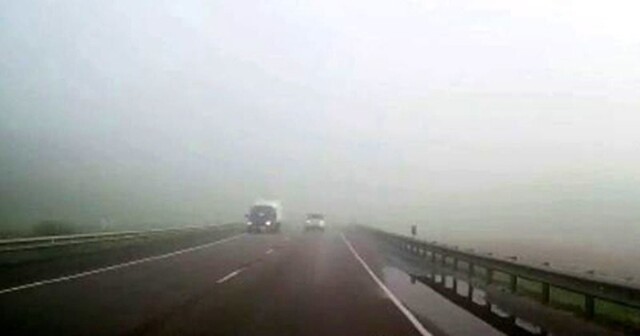 Нехороший водитель снёс зеркало автомобилистке во время обгона в туман