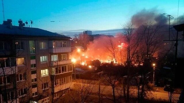 В Иркутске на двухэтажный дом упал самолет