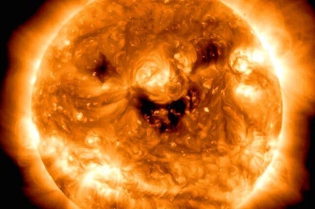 NASA опубликовало снимок «улыбающегося» Солнца