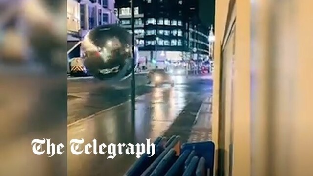 В Лондоне огромные ёлочные шары катались по улицам, пугая прохожих