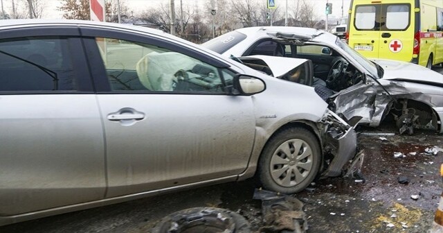 Авария дня. В Комсомольске-на-Амуре автомобилистка подлетела на отбойнике и оказалась на встречной полосе
