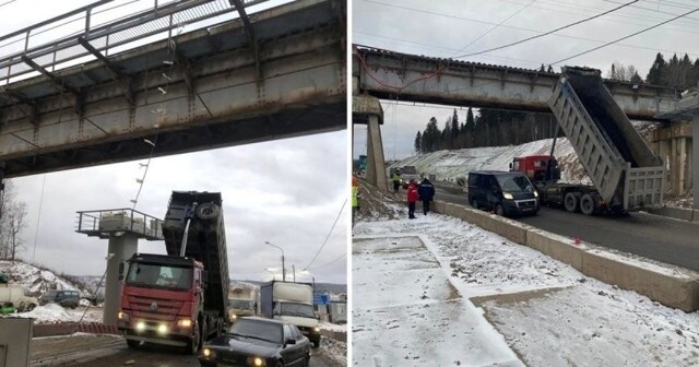 В Перми водитель самосвала ехал с поднятым кузовом и врезался в железнодорожный путепровод