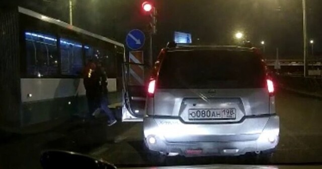 Ранение  в пах: водитель открыл стрельбу в ходе дорожного конфликта в Санкт-Петербурге