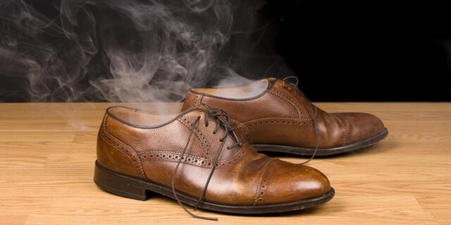 Как убрать неприятный запах сырой обуви