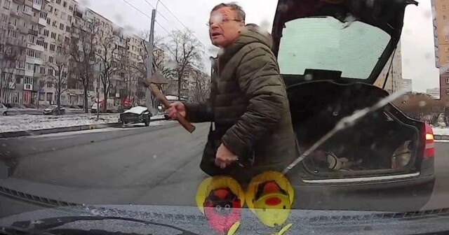 Сколько же больных на дороге развелось: агрессивный «шкодник» с топором из Санкт-Петербурга