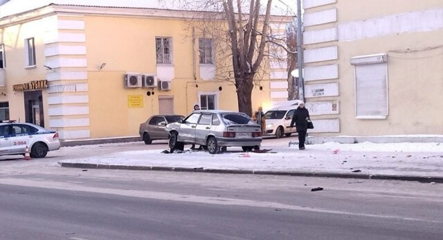 Авария дня. В Екатеринбурге машина выехала на тротуар и сбила пенсионерку