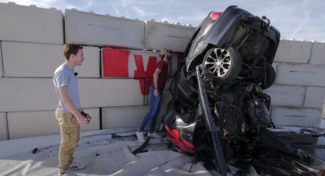 Посмотрите, что происходит с автомобилем, когда он врезается в стену на скорости 150 км/ч