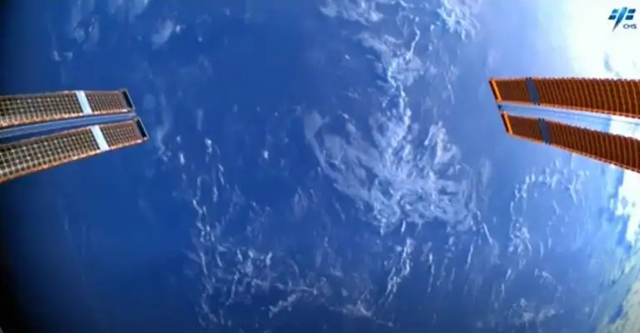 Земля в иллюминаторе Китайской космической станции видна