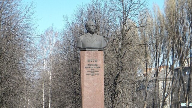 В родном городе Брежнева не нашли денег на снос памятника генсеку