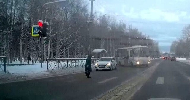 Ювелирная остановка у пешеходного перехода в Архангельске