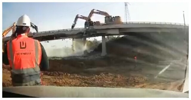 Обрушение моста со строительной техникой и рабочими попало на видео