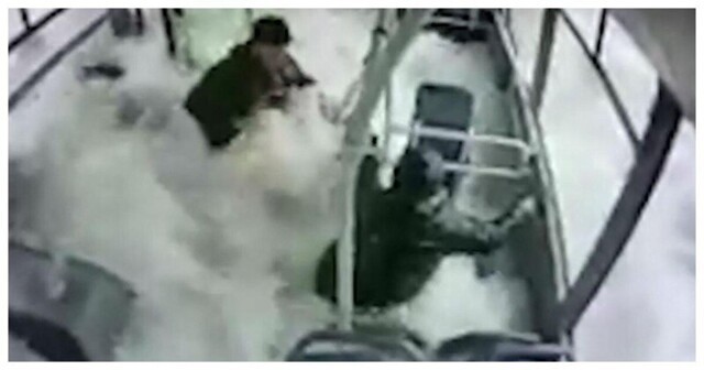 В Турции автобус с людьми неожиданно упал в водоём