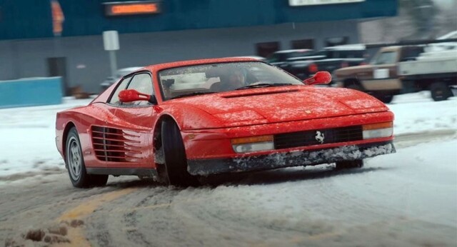 Посмотрите, как Ferrari Testarossa скользит по заснеженным дорогам