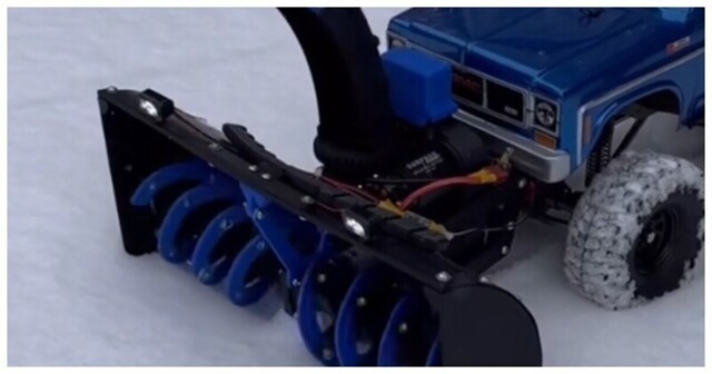 Классная снегоуборочная машинка на пульте управления