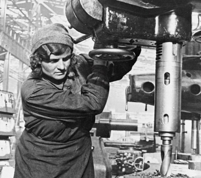 10 пронзительных кадров о советских женщинах и их трудовом подвиге во время Великой Отечественной войны