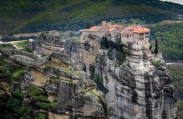 Метеоры Греции с высоты и почему монахи уходили в горы