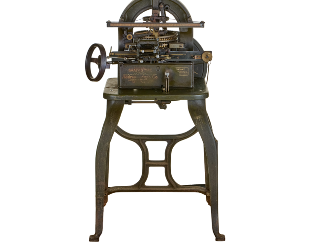 Печатная машинка, которая выдавливает буквы на металлических пластинах