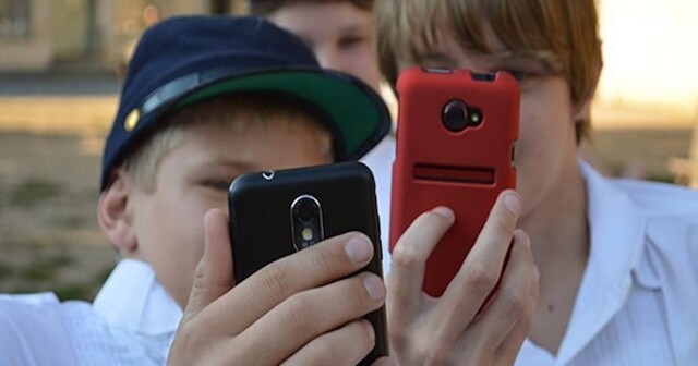 В Госдуме рассмотрят запрет фото и видео на уроках в школе