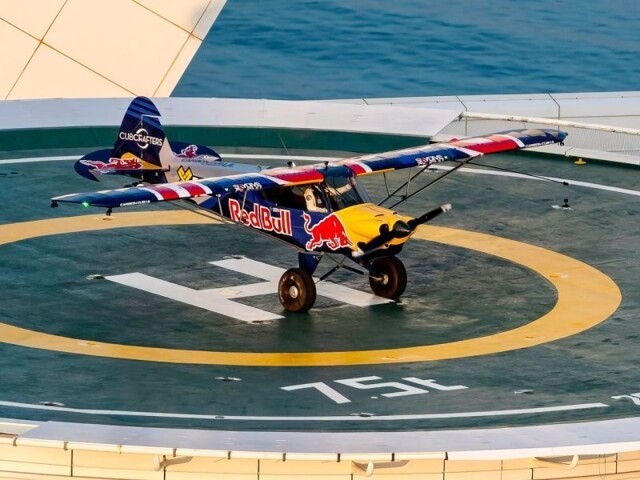 Пилот Red Bull посадил самолёт на вершину Бурдж-эль-Араб