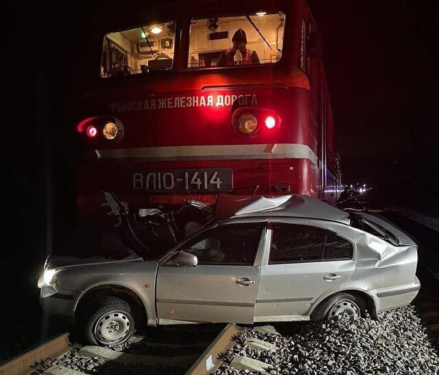 Видео столкновения поезда с машиной в Крыму