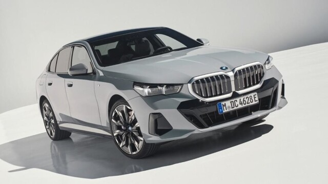 BMW показала сразу две версии новой "пятёрки"