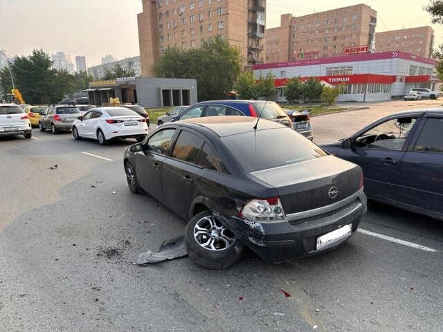Лихач на Опеле разбил машины и скрылся с места ДТП