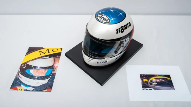 На аукционе продадут коллекцию вещей знаменитого гонщика Михаэля Шумахера