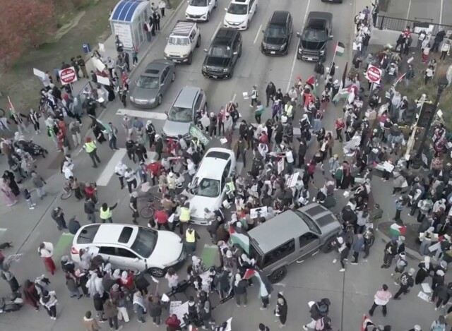 Автомобиль протаранил толпу людей на митинге в США