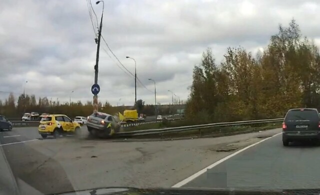 Хитроглупый таксист устроил ДТП