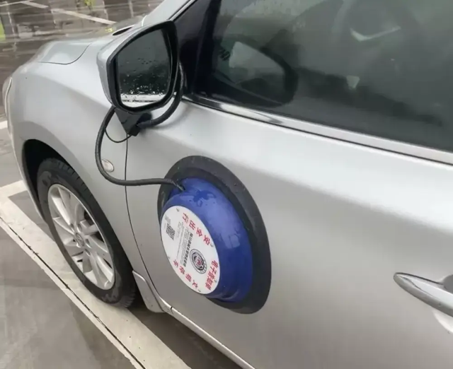 Китайская присоска позора для тех, кто не умеет парковаться